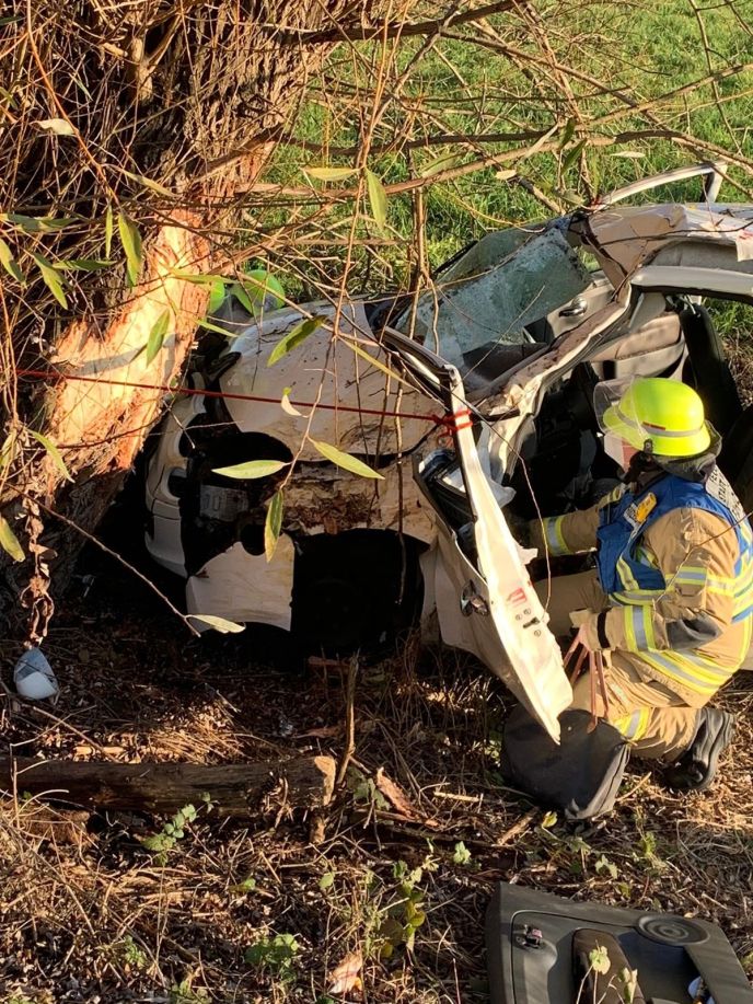 Einsatz Nr. 262 Hilfe 2 Verkehrsunfall PKW gegen Baum