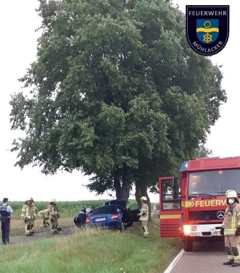 Einsatz Nr. 187 Hilfe 2 Verkehrsunfall PKW gegen Baum