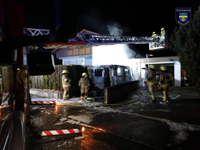 Einsatz Nr. 059 Brand 2 Brennt PKW am Gebäude