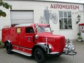 Oldtimer vor dem Automuseum