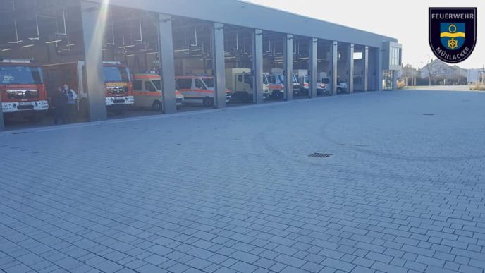 Volle Fahrzeughalle in der neuen Feuerwache.